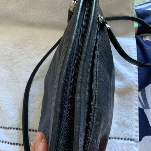 Woman’s black leather shoulder bag by Due Fratelli - Picture 5 of 10